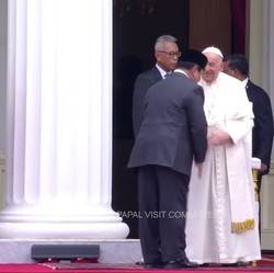 Momen Jokowi Perkenalkan Prabowo kepada Paus di Istana Negara