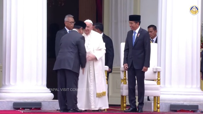 Paus Fransiskus melakukan pertemuan dengan Presiden Joko Widodo di Istana Merdeka, Jakarta, Rabu (4/9/2024). (Tangkapan Layar Youtube KOMSOS KWI)