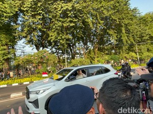 Antusiasme Warga Sambut Kedatangan Paus Fransiskus di Gereja Katedral