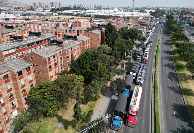 Truk memblokir jalan selama protes terhadap kenaikan harga solar, di Bogota, Kolombia, 3 September 2024. (REUTERS/Nathalia Angarita)