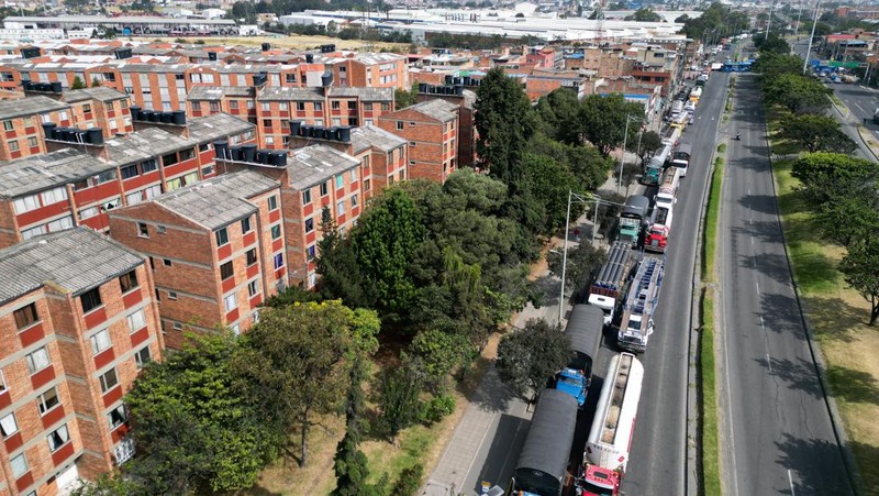 Truk memblokir jalan selama protes terhadap kenaikan harga solar, di Bogota, Kolombia, 3 September 2024. (REUTERS/Nathalia Angarita)