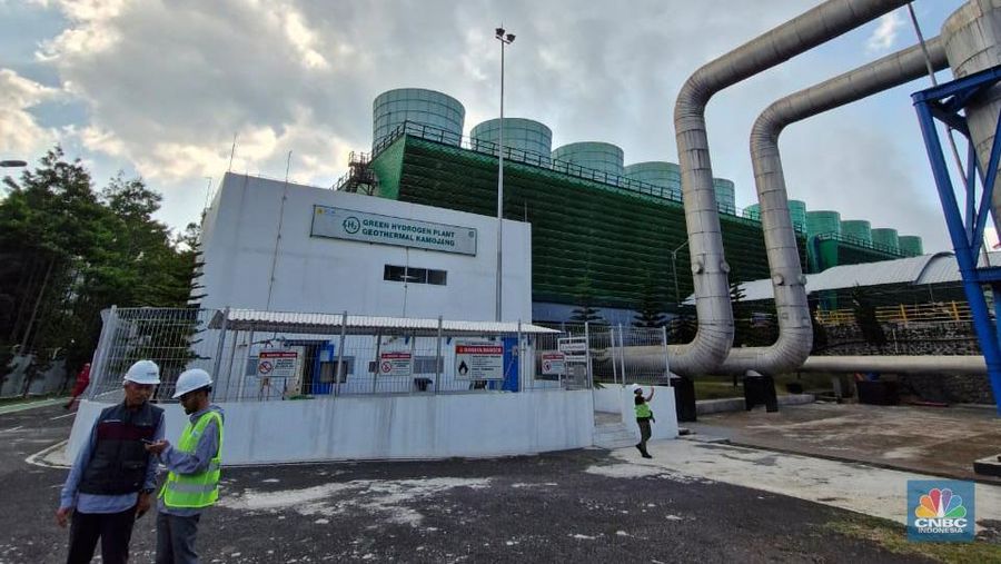 Pembangkit Listrik Tenaga Panas Bumi (PLTP) Kamojang berhasil memproduksi hidrogen hijau (green hydrogen) berbasis panas bumi. Green hydrogen plant (GHP) pada pembangkit EBT ini akan memasok hidrogen hijau untuk Hydrogen Refueling Station (HRS) Senayan. (CNBC Indonesia/Verda Nano)