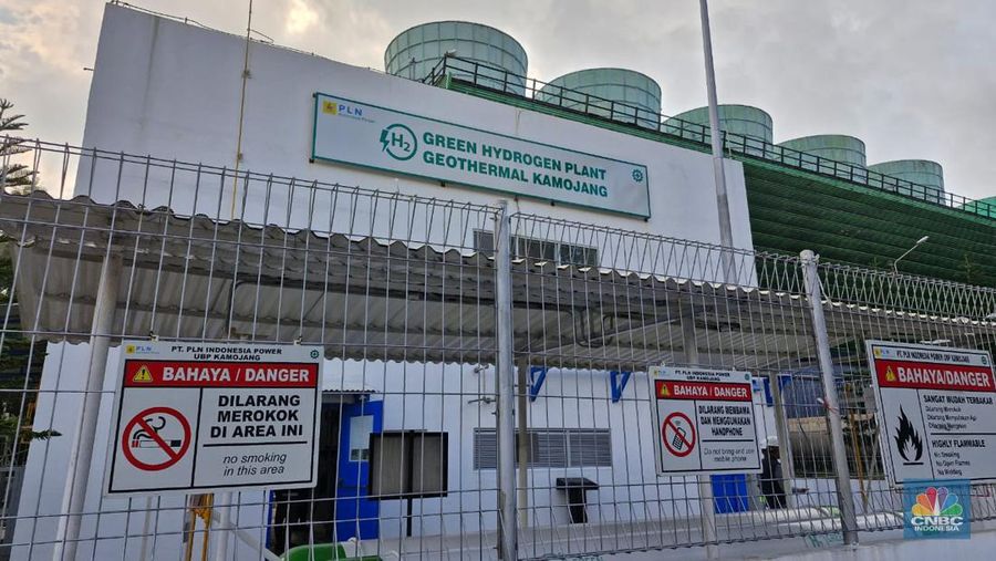 Pembangkit Listrik Tenaga Panas Bumi (PLTP) Kamojang berhasil memproduksi hidrogen hijau (green hydrogen) berbasis panas bumi. Green hydrogen plant (GHP) pada pembangkit EBT ini akan memasok hidrogen hijau untuk Hydrogen Refueling Station (HRS) Senayan. (CNBC Indonesia/Verda Nano)
