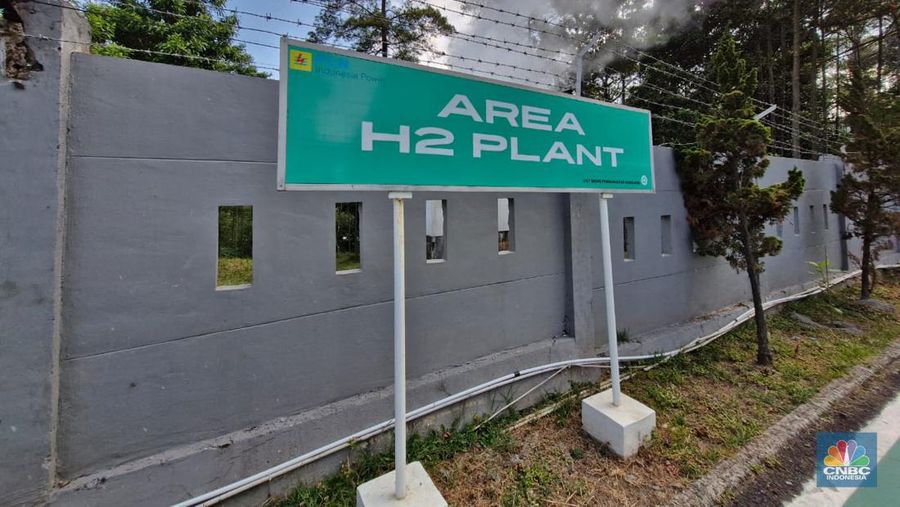 Pembangkit Listrik Tenaga Panas Bumi (PLTP) Kamojang berhasil memproduksi hidrogen hijau (green hydrogen) berbasis panas bumi. Green hydrogen plant (GHP) pada pembangkit EBT ini akan memasok hidrogen hijau untuk Hydrogen Refueling Station (HRS) Se