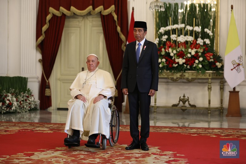 Pemimpin Tertinggi Gereja Katolik Sedunia, Paus Fransiskus, tiba di Istana Negara, Jakarta Pusat, Rabu (4/9/2024). Paus disambut langsung oleh Presiden Joko Widodo (Jokowi). (CNBC Indonesia/Tri Susilo)