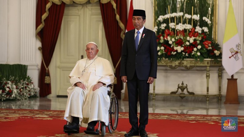 Pemimpin Tertinggi Gereja Katolik Sedunia, Paus Fransiskus, tiba di Istana Negara, Jakarta Pusat, Rabu (4/9/2024). Paus disambut langsung oleh Presiden Joko Widodo (Jokowi). (CNBC Indonesia/Tri Susilo)