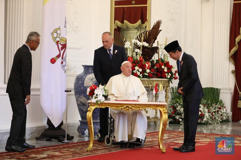Pemimpin Tertinggi Gereja Katolik Sedunia, Paus Fransiskus, tiba di Istana Negara, Jakarta Pusat, Rabu (4/9/2024). Paus disambut langsung oleh Presiden Joko Widodo (Jokowi). Pemimpin Tertinggi Gereja Katolik Sedunia, Paus Fransiskus, tiba di Istana Negara, Jakarta Pusat, Rabu (4/9/2024). Paus disambut langsung oleh Presiden Joko Widodo (Jokowi). (CNBC Indonesia/Tri Susilo)
