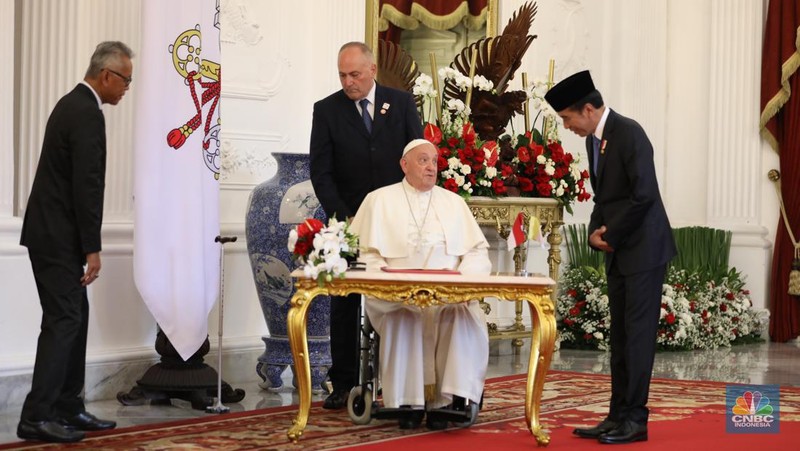 Pemimpin Tertinggi Gereja Katolik Sedunia, Paus Fransiskus, tiba di Istana Negara, Jakarta Pusat, Rabu (4/9/2024). Paus disambut langsung oleh Presiden Joko Widodo (Jokowi). (CNBC Indonesia/Tri Susilo)