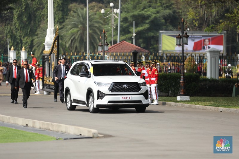 Pemimpin Tertinggi Gereja Katolik Sedunia, Paus Fransiskus, tiba di Istana Negara, Jakarta Pusat, Rabu (4/9/2024). Paus disambut langsung oleh Presiden Joko Widodo (Jokowi). Pemimpin Tertinggi Gereja Katolik Sedunia, Paus Fransiskus, tiba di Istana Negara, Jakarta Pusat, Rabu (4/9/2024). Paus disambut langsung oleh Presiden Joko Widodo (Jokowi). (CNBC Indonesia/Tri Susilo)