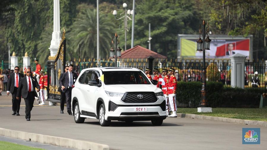 Pemimpin Tertinggi Gereja Katolik Sedunia, Paus Fransiskus, tiba di Istana Negara, Jakarta Pusat, Rabu (4/9/2024). Paus disambut langsung oleh Presiden Joko Widodo (Jokowi). (CNBC Indonesia/Tri Susilo)
