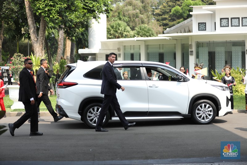 Pemimpin Tertinggi Gereja Katolik Sedunia, Paus Fransiskus, tiba di Istana Negara, Jakarta Pusat, Rabu (4/9/2024). Paus disambut langsung oleh Presiden Joko Widodo (Jokowi). (CNBC Indonesia/Tri Susilo)
