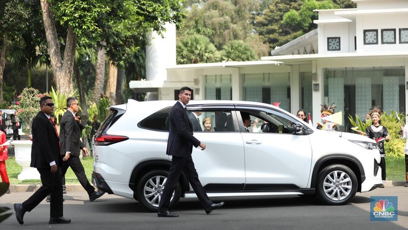 Pemimpin Tertinggi Gereja Katolik Sedunia, Paus Fransiskus, tiba di Istana Negara, Jakarta Pusat, Rabu (4/9/2024). Paus disambut langsung oleh Presiden Joko Widodo (Jokowi). (CNBC Indonesia/Tri Susilo)