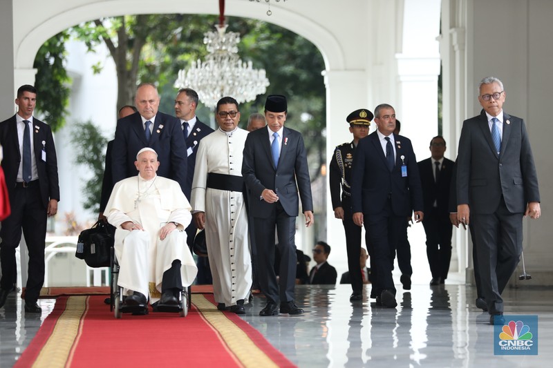 Pemimpin Tertinggi Gereja Katolik Sedunia, Paus Fransiskus, tiba di Istana Negara, Jakarta Pusat, Rabu (4/9/2024). Paus disambut langsung oleh Presiden Joko Widodo (Jokowi). (CNBC Indonesia/Tri Susilo)