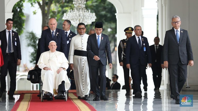 Pemimpin Tertinggi Gereja Katolik Sedunia, Paus Fransiskus, tiba di Istana Negara, Jakarta Pusat, Rabu (4/9/2024). Paus disambut langsung oleh Presiden Joko Widodo (Jokowi). (CNBC Indonesia/Tri Susilo)