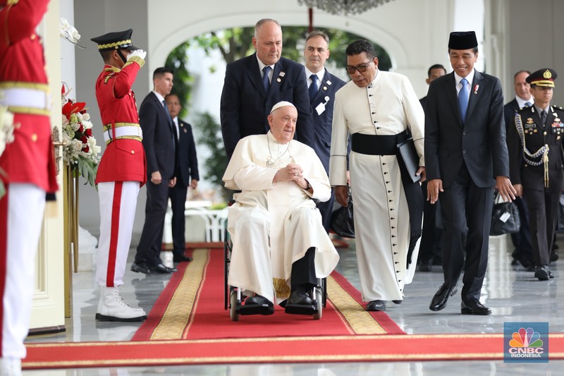 Pemimpin Tertinggi Gereja Katolik Sedunia, Paus Fransiskus, tiba di Istana Negara, Jakarta Pusat, Rabu (4/9/2024). Paus disambut langsung oleh Presiden Joko Widodo (Jokowi). (CNBC Indonesia/Tri Susilo)