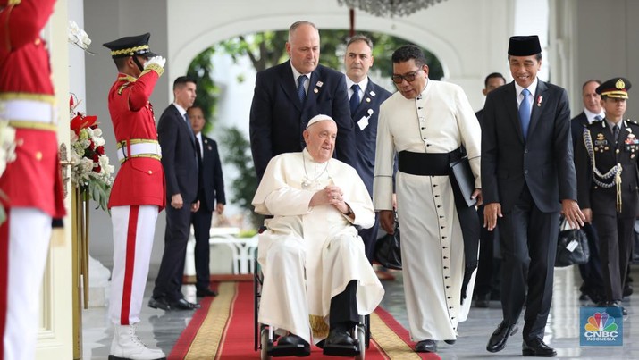 Pemimpin Tertinggi Gereja Katolik Sedunia, Paus Fransiskus, tiba di Istana Negara, Jakarta Pusat, Rabu (4/9/2024). Paus disambut langsung oleh Presiden Joko Widodo (Jokowi). (CNBC Indonesia/Tri Susilo)