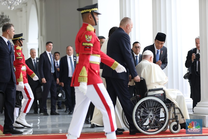 Pemimpin Tertinggi Gereja Katolik Sedunia, Paus Fransiskus, tiba di Istana Negara, Jakarta Pusat, Rabu (4/9/2024). Paus disambut langsung oleh Presiden Joko Widodo (Jokowi). (CNBC Indonesia/Tri Susilo)