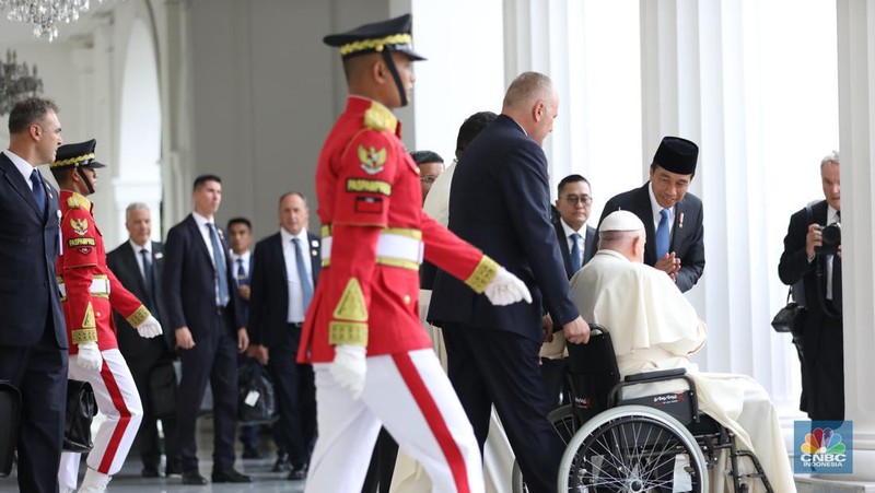 Pemimpin Tertinggi Gereja Katolik Sedunia, Paus Fransiskus, tiba di Istana Negara, Jakarta Pusat, Rabu (4/9/2024). Paus disambut langsung oleh Presiden Joko Widodo (Jokowi). (CNBC Indonesia/Tri Susilo)