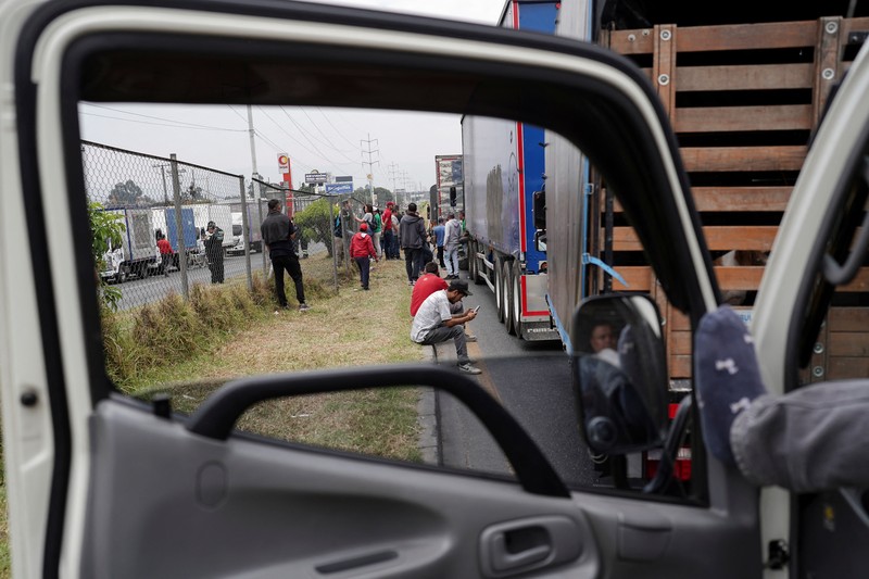 Truk memblokir jalan selama protes terhadap kenaikan harga solar, di Bogota, Kolombia, 3 September 2024. Truk memblokir jalan selama protes terhadap kenaikan harga solar, di Bogota, Kolombia, 3 September 2024. (REUTERS/Nathalia Angarita)
