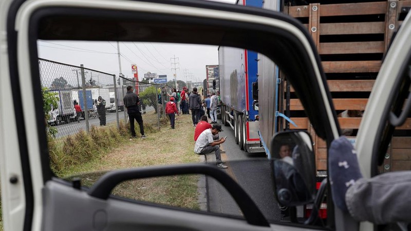 Truk memblokir jalan selama protes terhadap kenaikan harga solar, di Bogota, Kolombia, 3 September 2024. (REUTERS/Nathalia Angarita)