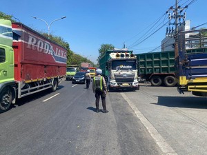 Melanggar Jam Operasional, Ratusan Truk di Gresik Ditilang Selama Agustus