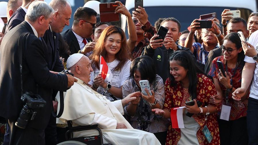 Pope Francis greets faithful outside the Cathedral of Our Lady of the Assumption in Jakarta, Indonesia, September 4, 2024. REUTERS/Guglielmo Mangiapane