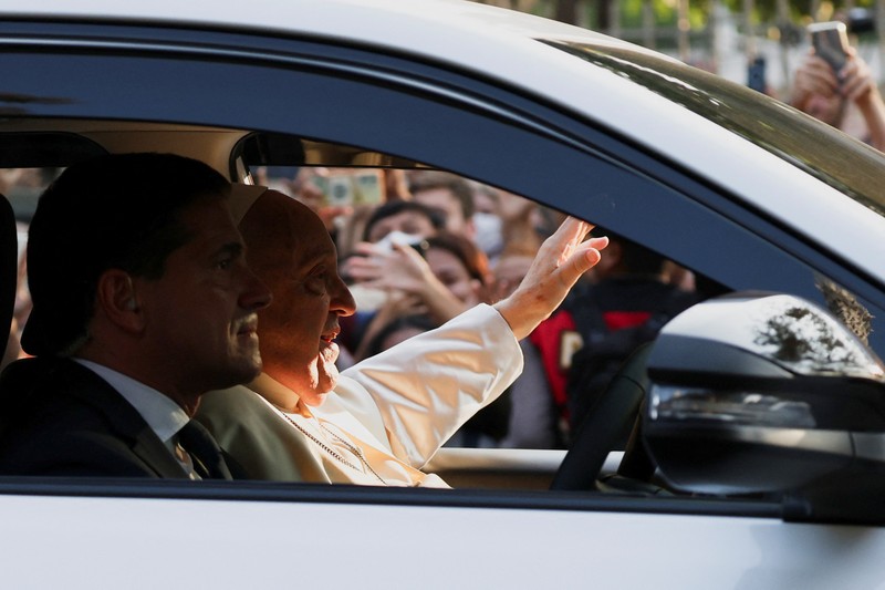 Pope Francis greets from the car as he passes outside the Cathedral of Our Lady of the Assumption in Jakarta, Indonesia, September 4, 2024. REUTERS/Ajeng Dinar Ulfiana