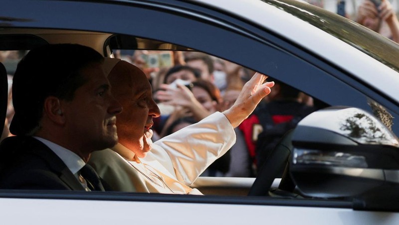 Pope Francis greets from the car as he passes outside the Cathedral of Our Lady of the Assumption in Jakarta, Indonesia, September 4, 2024. REUTERS/Ajeng Dinar Ulfiana