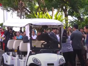 Momen Prabowo Salami Anak-anak hingga Suster yang Tunggu Paus di Istana