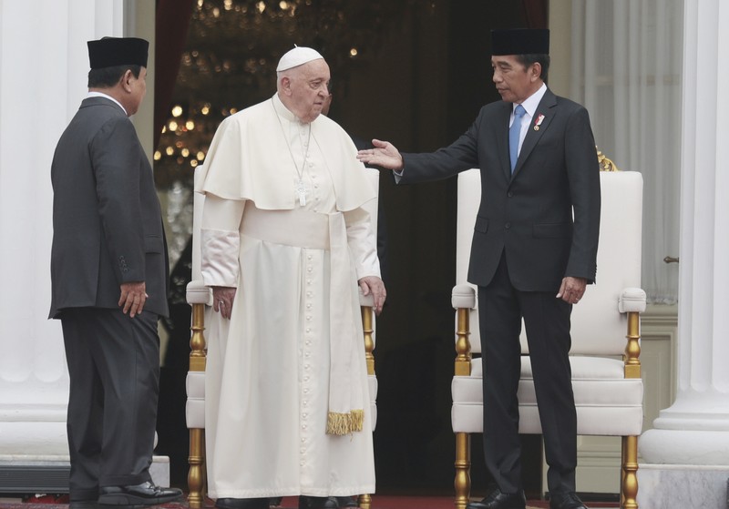 Presiden Indonesia Joko Widodo, kedua dari kiri, menerima Paus Fransiskus, kiri, dalam upacara penyambutan di Istana Kepresidenan di Jakarta, Rabu, 4 September 2024. (Bay Ismoyo/Pool Photo via AP)