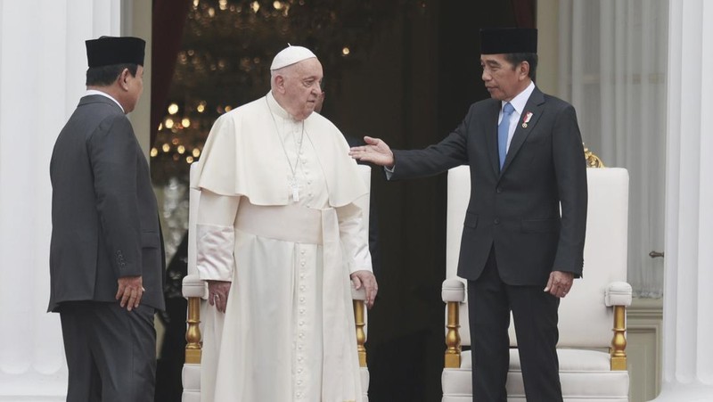 Presiden Indonesia Joko Widodo, kedua dari kiri, menerima Paus Fransiskus, kiri, dalam upacara penyambutan di Istana Kepresidenan di Jakarta, Rabu, 4 September 2024. (Bay Ismoyo/Pool Photo via AP)