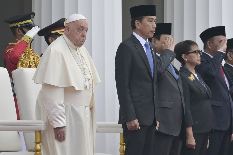 Presiden Indonesia Joko Widodo, kedua dari kiri, menerima Paus Fransiskus, kiri, dalam upacara penyambutan di Istana Kepresidenan di Jakarta, Rabu, 4 September 2024. Presiden Indonesia Joko Widodo, kedua dari kiri, menerima Paus Fransiskus, kiri, dalam upacara penyambutan di Istana Kepresidenan di Jakarta, Rabu, 4 September 2024. (Bay Ismoyo/Pool Photo via AP)
