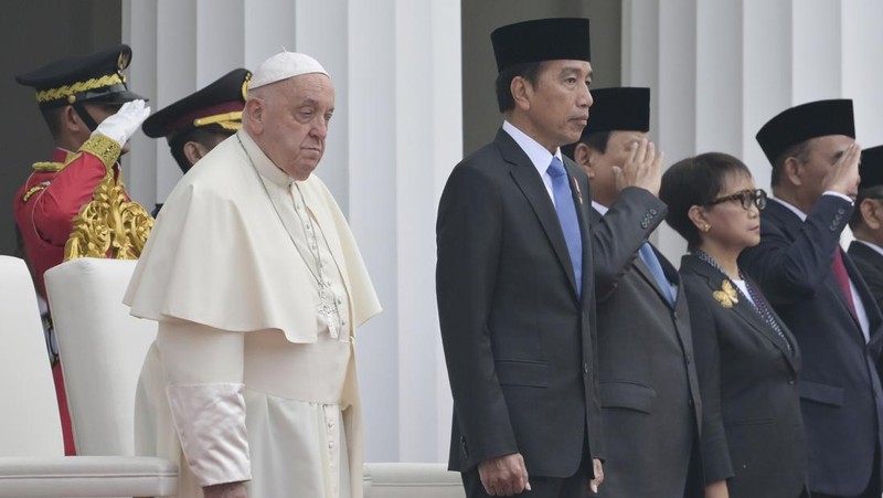 Presiden Indonesia Joko Widodo, kedua dari kiri, menerima Paus Fransiskus, kiri, dalam upacara penyambutan di Istana Kepresidenan di Jakarta, Rabu, 4 September 2024. (Bay Ismoyo/Pool Photo via AP)