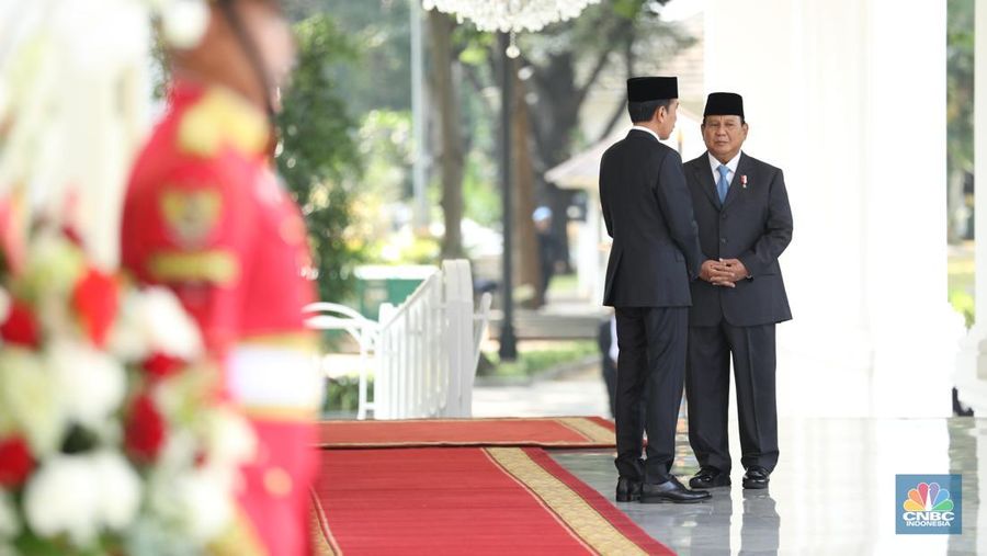 Presiden Joko Widodo dan Prabowo Subianto bersiap menyambut kedatangan Paus Fransiskus yang akan melakukan pertemuan dengan Presiden Jokowi di Istana Merderka, Jakarta, Rabu (4/9/2024). (վ/Tri Susilo)