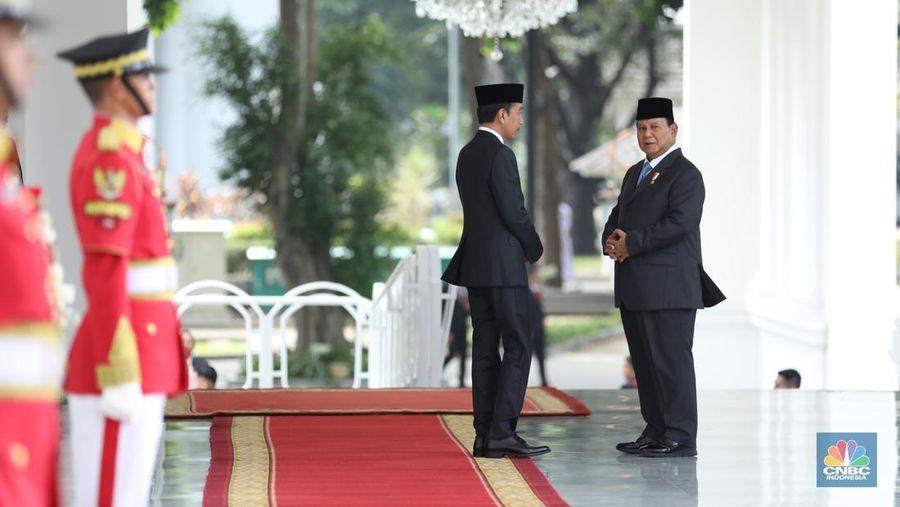 Presiden Joko Widodo dan Prabowo Subianto bersiap menyambut kedatangan Paus Fransiskus yang akan melakukan pertemuan dengan Presiden Jokowi di Istana Merderka, Jakarta, Rabu (4/9/2024). (CNBC Indonesia/Tri Susilo)