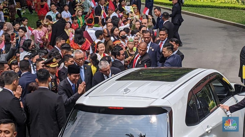 Pemimpin Tertinggi Gereja Katolik Sedunia, Paus Fransiskus, tiba di Istana Negara, Jakarta Pusat, Rabu (4/9/2024). Paus disambut langsung oleh Presiden Joko Widodo (Jokowi). (CNBC Indonesia/Tri Susilo)