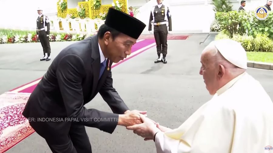 Presiden Joko Widodo menyambut kedatangan Paus Fransiskus di Istana Merdeka, Jakarta Rabu (4/9/2024). (Tangkapan Layar Youtube KOMSOS KWI)