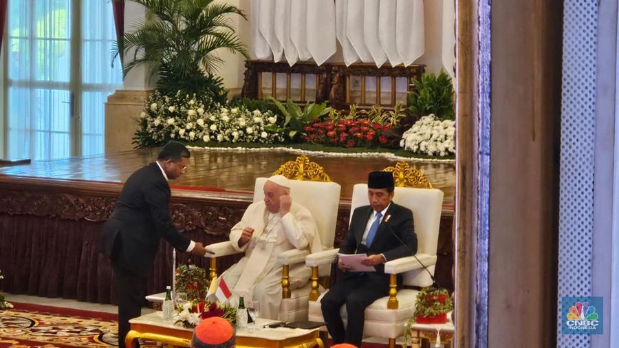 Presiden Joko Widodo saat menerima kunjungan Paus Fransiskus di Istana Merdeka, Jakarta, Rabu (4/9/2024). (CNBC Indonesia/Emir Yanwardhana)