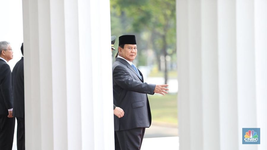 Presiden RI terpilih Prabowo Subianto serta sejumlah menteri Kabinet Indonesia mengikuti penyambutan Paus Fransiskus di Istana Negara, Jakarta, Rabu (4/9/2024). (CNBC Indonesia/Tri Susilo)