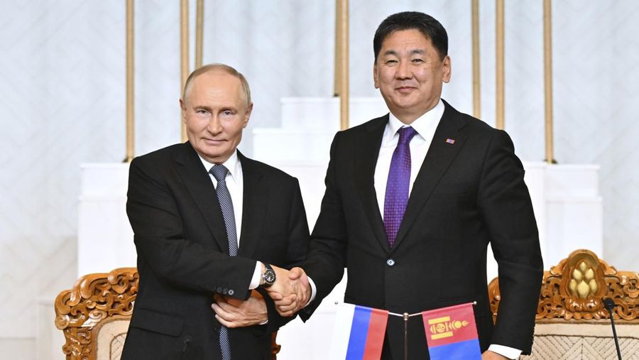 Presiden Rusia Vladimir Putin, kiri, dan Presiden Mongolia Ukhnaagiin Khurelsukh berjabat tangan saat menyampaikan pernyataan setelah pembicaraan Rusia-Mongolia di Istana Pemerintah di Ulaanbaatar, Mongolia, Selasa, 3 September 2024. (Kristina Kormilitsyna, Sputnik, Kremlin Pool Photo via AP)