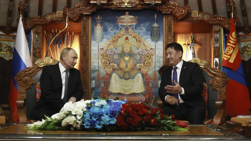 Russian President Vladimir Putin and Mongolian President Ukhnaagiin Khurelsukh attend an official welcoming ceremony in Ulaanbaatar, Mongolia September 3, 2024. Sputnik/Vyacheslav Prokofyev/Pool via REUTERS ATTENTION EDITORS - THIS IMAGE WAS PROVIDED BY A THIRD PARTY.