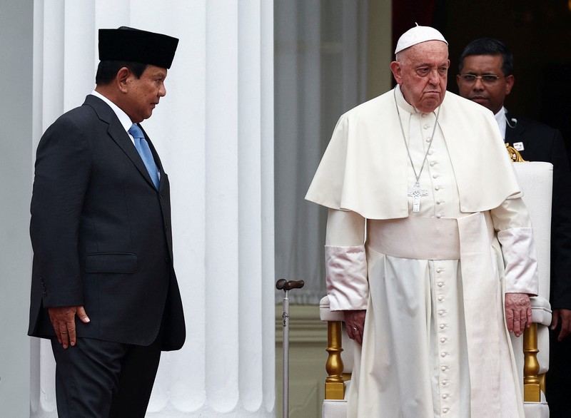 Presiden Indonesia Joko Widodo, kedua dari kiri, menerima Paus Fransiskus, kiri, dalam upacara penyambutan di Istana Kepresidenan di Jakarta, Rabu, 4 September 2024. Presiden Indonesia Joko Widodo, kedua dari kiri, menerima Paus Fransiskus, kiri, dalam upacara penyambutan di Istana Kepresidenan di Jakarta, Rabu, 4 September 2024. (Bay Ismoyo/Pool Photo via AP)