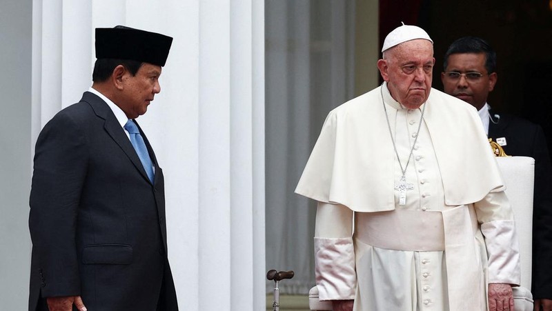 Presiden Indonesia Joko Widodo, kedua dari kiri, menerima Paus Fransiskus, kiri, dalam upacara penyambutan di Istana Kepresidenan di Jakarta, Rabu, 4 September 2024. (Bay Ismoyo/Pool Photo via AP)