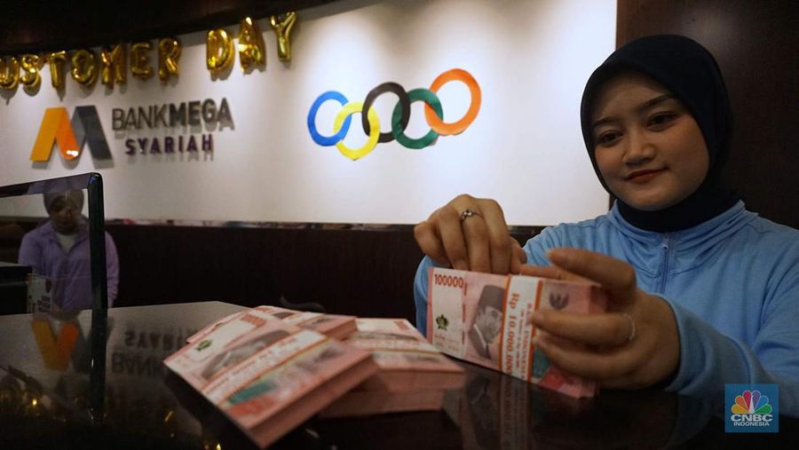 PT Bank Mega Syariah memberikan layanan istimewa kepada para nasabah setia dalam menyambut Hari Pelanggan Nasional (Harpelnas) 2024 di Kantor Cabang Utama (KCU) Bank Mega Syariah, Jalan Rasuna Said Kav. 12, Jakarta Selatan, Rabu (4/9/2024). Seluruh jajaran direksi turun langsung melayani nasabah dan mendengarkan masukan secara langsung, sebagai upaya untuk terus meningkatkan kualitas pelayanan serta mempererat hubungan antara bank dan nasabah. (վ/Muhamad Sabki)