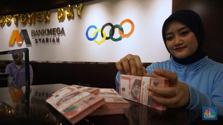 PT Bank Mega Syariah memberikan layanan istimewa kepada para nasabah setia dalam menyambut Hari Pelanggan Nasional (Harpelnas) 2024 di Kantor Cabang Utama (KCU) Bank Mega Syariah, Jalan Rasuna Said Kav. 12, Jakarta Selatan, Rabu (4/9/2024). Seluruh jajaran direksi turun langsung melayani nasabah dan mendengarkan masukan secara langsung, sebagai upaya untuk terus meningkatkan kualitas pelayanan serta mempererat hubungan antara bank dan nasabah. (CNBC Indonesia/Muhamad Sabki)