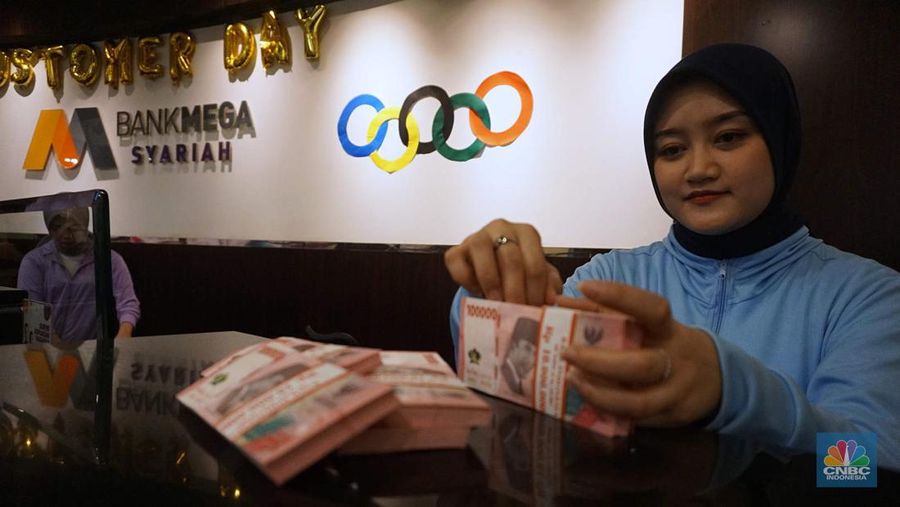 PT Bank Mega Syariah memberikan layanan istimewa kepada para nasabah setia dalam menyambut Hari Pelanggan Nasional (Harpelnas) 2024 di Kantor Cabang Utama (KCU) Bank Mega Syariah, Jalan Rasuna Said Kav. 12, Jakarta Selatan, Rabu (4/9/2024). Seluruh jajaran direksi turun langsung melayani nasabah dan mendengarkan masukan secara langsung, sebagai upaya untuk terus meningkatkan kualitas pelayanan serta mempererat hubungan antara bank dan nasabah. (վ/Muhamad Sabki)