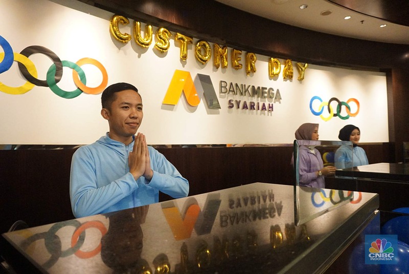 hari pelanggan nasional, bank mega syariah, bank mega, yuwono waluyo Direktur Utama Bank Mega Syariah, Yuwono Waluyo melayani nasabah saat Hari Pelanggan Nasional (Harpelnas) 2024 di Kantor Cabang Utama (KCU) Bank Mega Syariah, Jalan Rasuna Said Kav. 12, Jakarta Selatan, Rabu (4/9/2024). Kegiatan ini merupakan wujud komitmen Bank Mega Syariah dalam memberikan pelayanan terbaik dan mendekatkan diri dengan para nasabah. (CNBC Indonesia/Muhamad Sabki)