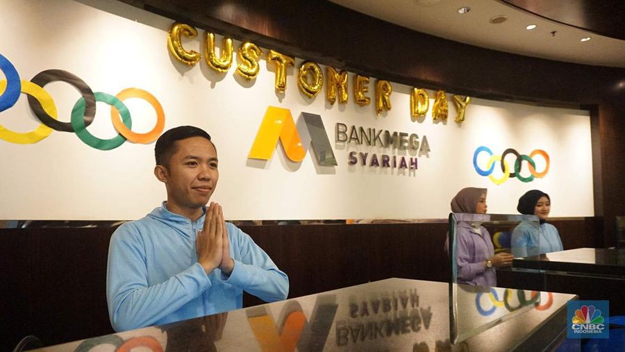 PT Bank Mega Syariah memberikan layanan istimewa kepada para nasabah setia dalam menyambut Hari Pelanggan Nasional (Harpelnas) 2024 di Kantor Cabang Utama (KCU) Bank Mega Syariah, Jalan Rasuna Said Kav. 12, Jakarta Selatan, Rabu (4/9/2024). Seluruh jajaran direksi turun langsung melayani nasabah dan mendengarkan masukan secara langsung, sebagai upaya untuk terus meningkatkan kualitas pelayanan serta mempererat hubungan antara bank dan nasabah. (CNBC Indonesia/Muhamad Sabki)