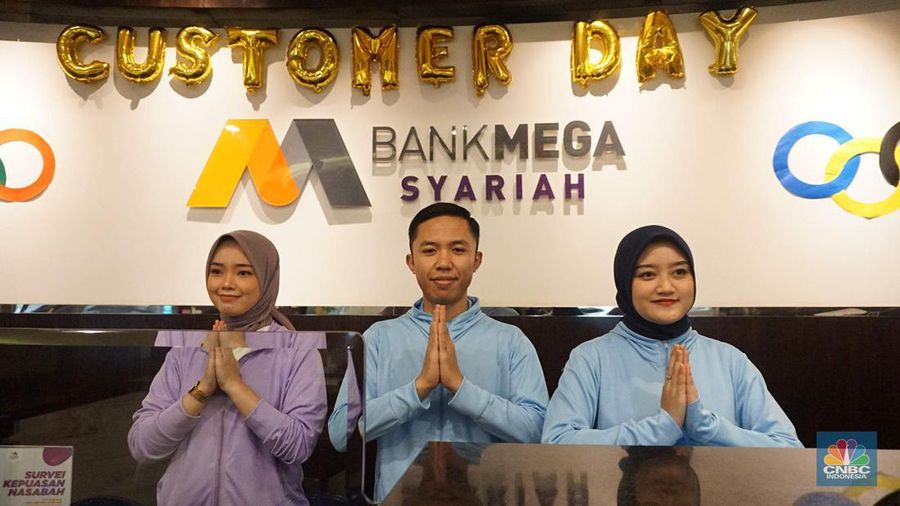 PT Bank Mega Syariah memberikan layanan istimewa kepada para nasabah setia dalam menyambut Hari Pelanggan Nasional (Harpelnas) 2024 di Kantor Cabang Utama (KCU) Bank Mega Syariah, Jalan Rasuna Said Kav. 12, Jakarta Selatan, Rabu (4/9/2024). Seluruh jajaran direksi turun langsung melayani nasabah dan mendengarkan masukan secara langsung, sebagai upaya untuk terus meningkatkan kualitas pelayanan serta mempererat hubungan antara bank dan nasabah. (CNBC Indonesia/Muhamad Sabki)