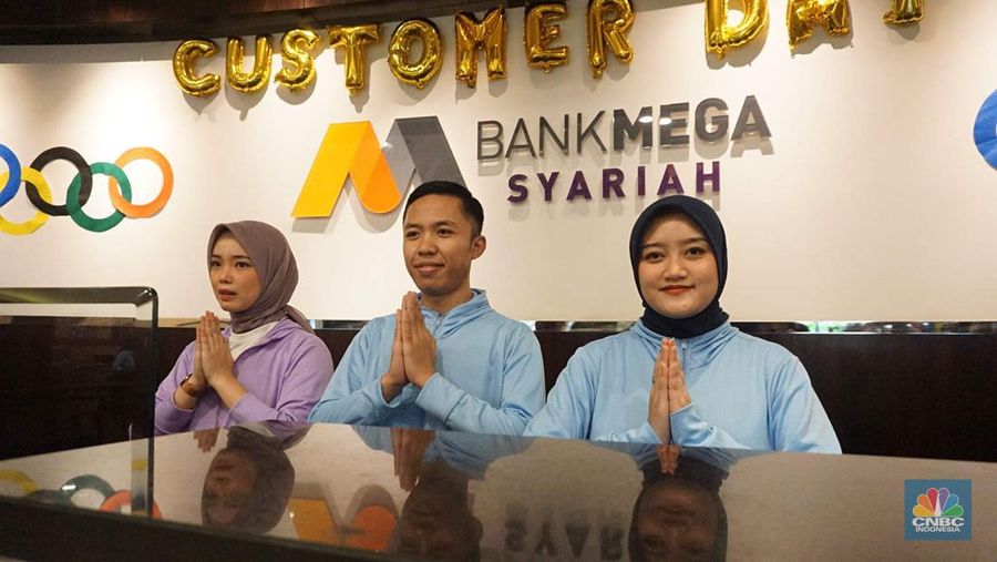PT Bank Mega Syariah memberikan layanan istimewa kepada para nasabah setia dalam menyambut Hari Pelanggan Nasional (Harpelnas) 2024 di Kantor Cabang Utama (KCU) Bank Mega Syariah, Jalan Rasuna Said Kav. 12, Jakarta Selatan, Rabu (4/9/2024). Seluruh jajaran direksi turun langsung melayani nasabah dan mendengarkan masukan secara langsung, sebagai upaya untuk terus meningkatkan kualitas pelayanan serta mempererat hubungan antara bank dan nasabah. (CNBC Indonesia/Muhamad Sabki)